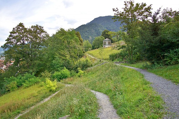 Blick vom historischen Rosenhügel-Park her zum Gabentempel im neuen Parkteil Hirschbühl, der durch die sanierte und ergänzte Mauer gekennzeichnet wird. Ein neuer Weg verbindet nun den historischen mit dem neuen Park.