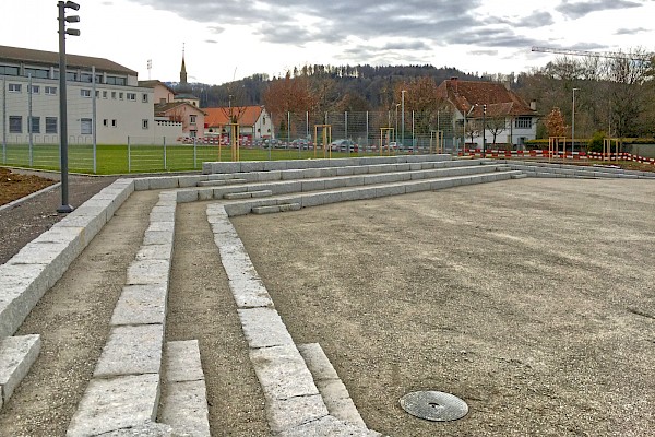 Die integrierten Treppenstufen erleichtern den Zugang zum Sportplatz und zur Schule