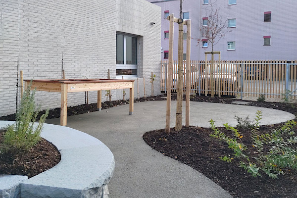 Der Sitzplatz mit Hochbeet wartet auf seine Belebung im nächsten Frühling