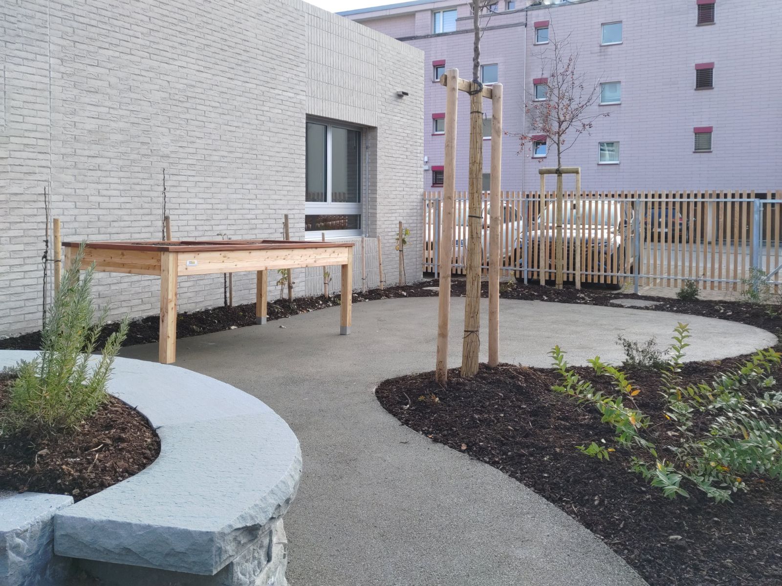 Der Sitzplatz mit Hochbeet wartet auf seine Belebung im nächsten Frühling